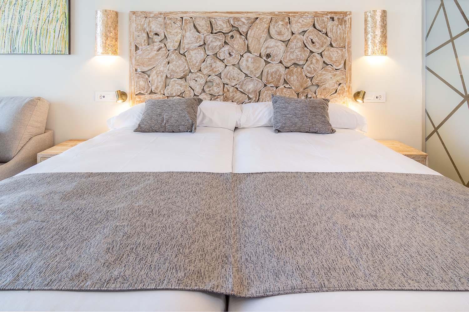 Zahara Beach & Spa By Qhotels - Adults Recommended Захара-де-лос-Атунес Номер фото A bed with a bed valance