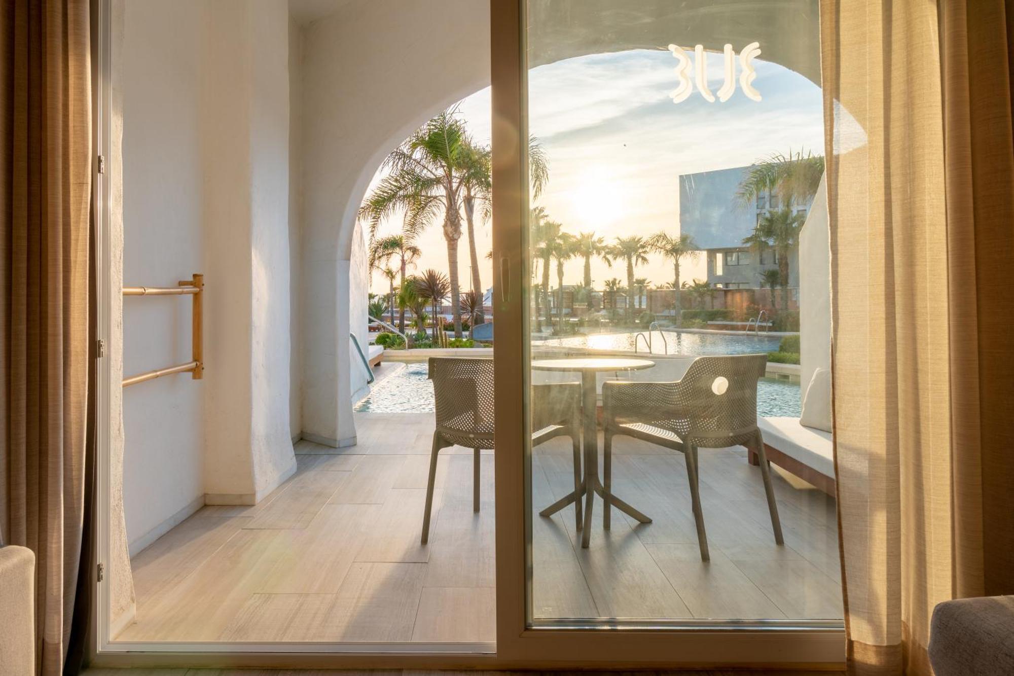 Zahara Beach & Spa By Qhotels - Adults Recommended Захара-де-лос-Атунес Экстерьер фото A view of the pool from a guest room
