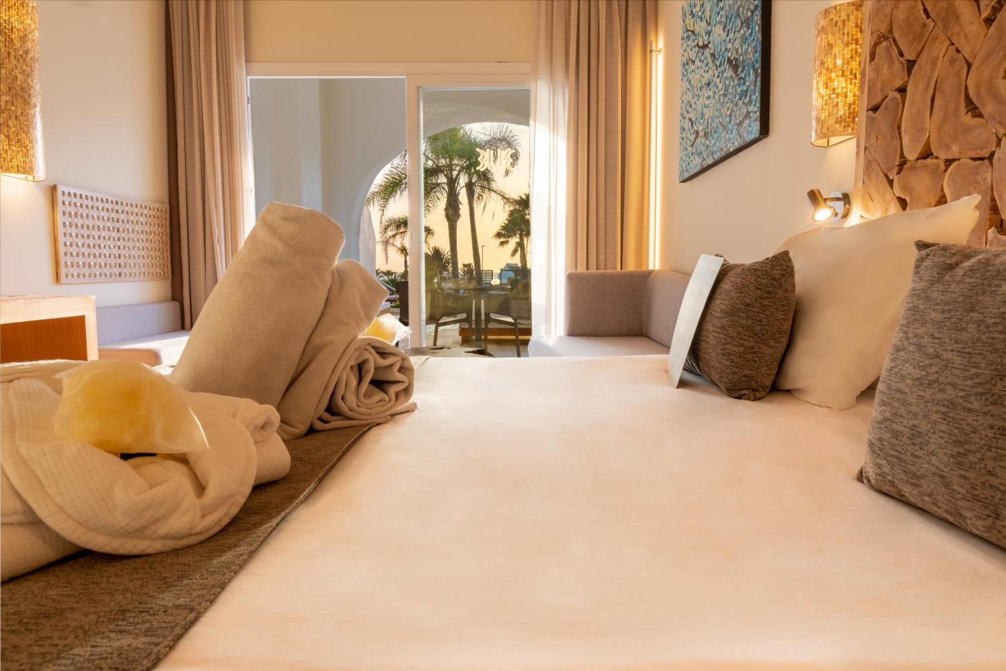 Zahara Beach & Spa By Qhotels - Adults Recommended Захара-де-лос-Атунес Экстерьер фото A room at the hotel