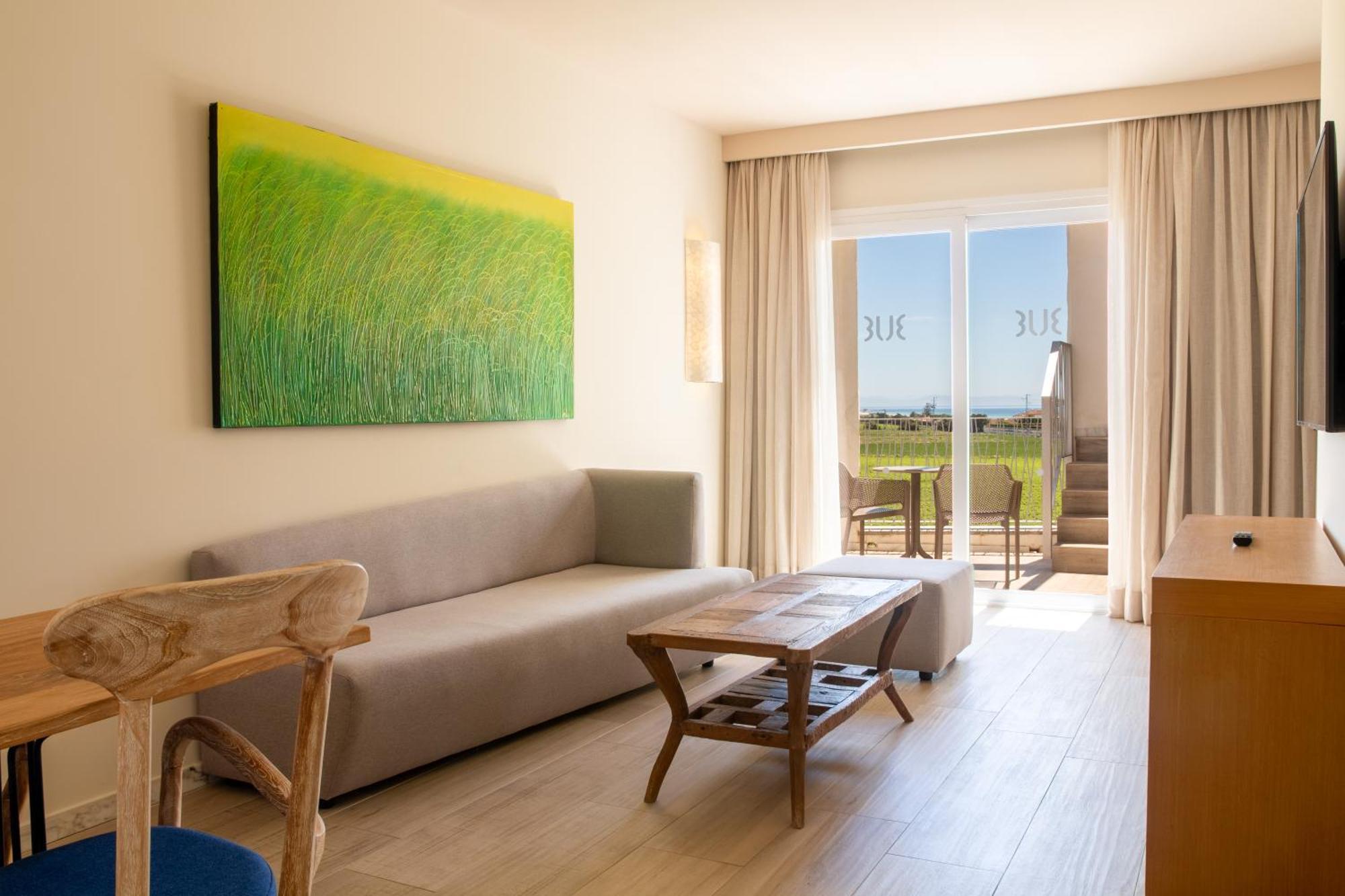 Zahara Beach & Spa By Qhotels - Adults Recommended Захара-де-лос-Атунес Экстерьер фото A living room in a hotel